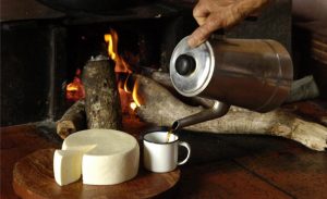 Em Minas, o visitante pode provar um queijo com um café coado na hora.