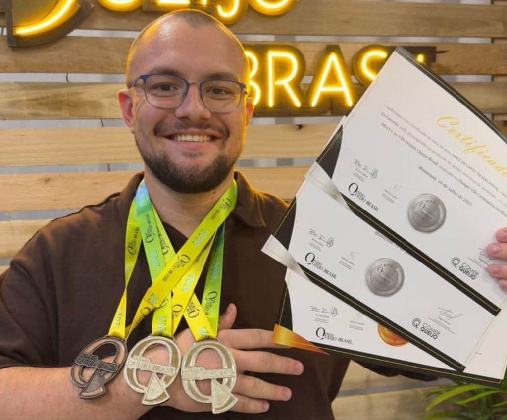 A pequena indústria La Fattoria, de Sombrio (SC), transformou em 2020 uma receita caseira da avó de seu fundador, Juan Sérgio Bez, em doce de leite artesanal. 
