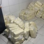Polícia encontra mais de 3 toneladas de mussarela armazenadas em casa de Governador Valadares; produto seria levado para o Espírito Santo — Foto: Polícia Militar/Divulgação
