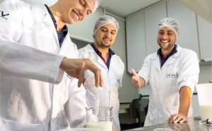 Os estudantes Gustavo e Jonanthan desenvolveram o doce de leite diet com o professor Evandro Martins na UFV — Foto: UFV/Reprodução