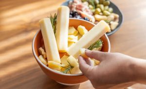 A conquista da medalha de ouro no Prêmio Queijo Brasil 2025 reforça o posicionamento da RAR como uma das líderes em qualidade no segmento de queijos maturados. Parmesão