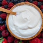 Rico em proteínas e probióticos, o iogurte natural apoia saúde e forma.
