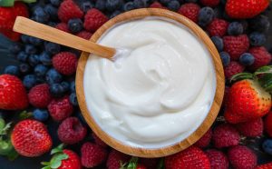 Rico em proteínas e probióticos, o iogurte natural apoia saúde e forma.