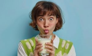 Descubra 4 curiosidades científicas sobre o leite e sua importância 🥛