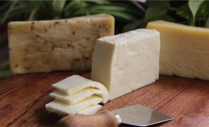 Queijo artesanal preserva cultura, o industrial busca uniformidade
