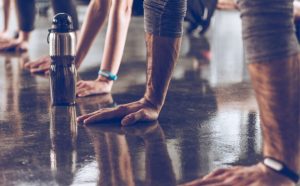Essa combinação é especialmente importante para atletas, que submetem o corpo a impacto repetitivo e exigem maior resistência óssea. Cacau