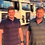 O filho mais novo Felipe e o pai Ivo Dolinski comandam a frota de seis caminhões de leite.