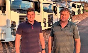 O filho mais novo Felipe e o pai Ivo Dolinski comandam a frota de seis caminhões de leite.
