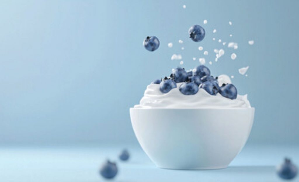 os derivados do leite — como iogurtes probióticos, leites enriquecidos e bebidas com proteínas de soro — se destacam como protagonistas. lácteo