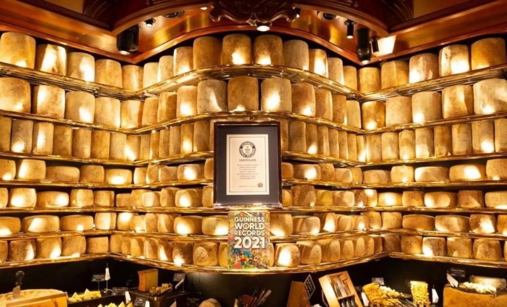 Com 500 kg de queijos cuidadosamente dispostos todos os dias, o restaurante oferece uma experiência sensorial única.