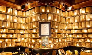 Com 500 kg de queijos cuidadosamente dispostos todos os dias, o restaurante oferece uma experiência sensorial única.