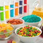 Indústria de alimentos e laticínios dos EUA acelera retirada de corantes artificiais, atendendo exigências legais e demandas do consumidor.