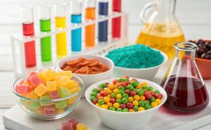 Indústria de alimentos e laticínios dos EUA acelera retirada de corantes artificiais, atendendo exigências legais e demandas do consumidor.
