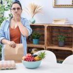 Nutricionistas e psicólogos alertam: o terrorismo alimentar alimenta mitos, transtornos e culpa; combater desinformação é essencial.