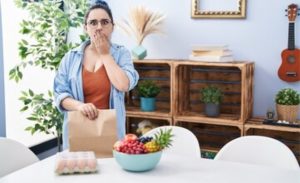 Nutricionistas e psicólogos alertam: o terrorismo alimentar alimenta mitos, transtornos e culpa; combater desinformação é essencial.