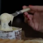Produzido em Santa Catarina, o queijo Morro Azul ganhou reconhecimento internacional e entrou para a lista dos 100 melhores do mundo.