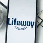 Danone desistiu de comprar a Lifeway Foods, provocando forte queda nas ações; a empresa promete seguir focada em seu crescimento.