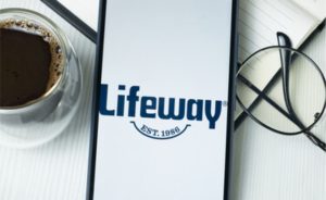 Danone desistiu de comprar a Lifeway Foods, provocando forte queda nas ações; a empresa promete seguir focada em seu crescimento.