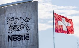 Com troca dupla na liderança, Nestlé busca recuperar vendas e confiança dos investidores em meio a turbulência.