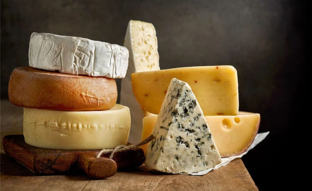 Do Minas Frescal ao Gorgonzola, conheça os queijos brasileiros que impulsionam o setor lácteo.