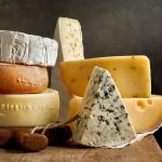 Do Minas Frescal ao Gorgonzola, conheça os queijos brasileiros que impulsionam o setor lácteo.