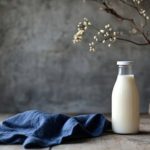 🥛 Leite azedo é transformado em fibra de caseína, criando tecidos sustentáveis e luxuosos que já ganham espaço na moda europeia.