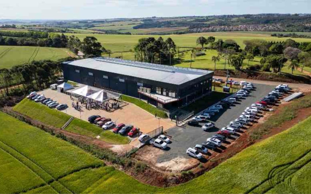 Lely inaugura sede em Carambeí (PR) e planeja expansão da automação leiteira no Brasil e América Latina.