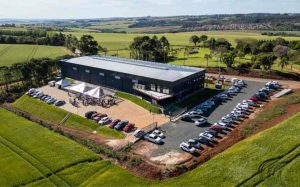 Lely inaugura sede em Carambeí (PR) e planeja expansão da automação leiteira no Brasil e América Latina.