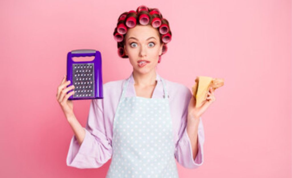 🧫 O queijo parmesão tradicional leva coalho obtido do estômago de bezerros, mas versões vegetais e microbianas começam a ganhar mercado.