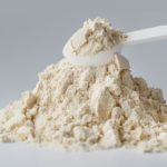 Mais do que shakes: proteína entra em snacks, bebidas e pratos prontos. O movimento domina a indústria global de alimentos. proteinificação