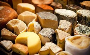 Descubra segredos milenares e curiosidades surpreendentes sobre o queijo.
