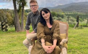 📖 Te Radar e Ruth Spencer celebram a criatividade rural kiwi em um livro cheio de histórias, nostalgia e humor.