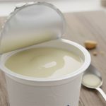 💧 O soro do iogurte é fonte de proteína, cálcio e probióticos.