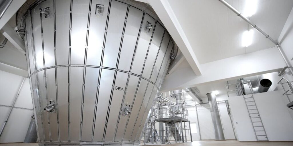 Arla Foods usa bombas de calor elétricas e corta 1.500 t de CO₂. ♻️