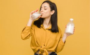 Estudo mostra que os lácteos equilibram melhor o açúcar no sangue que dietas veganas.
