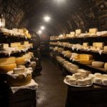 🇺🇸 EUA entre tradição e excesso: o segredo dos 1,5 bilhão de quilos de queijo 1 Por que o governo americano armazena toneladas de queijo há décadas?