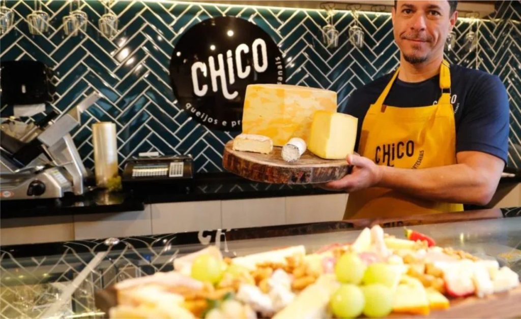 Curitiba ganhou um espaço especial para os apaixonados por queijos brasileiros: a loja Chico Queijos Artesanais, fundada por Francisco “Chico” Augusto Mesquita Gonçalves