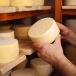 Cultura, história e experiência: seis destinos onde o turismo é movido a queijo.