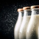 O consumo de leite cru volta a gerar polêmica. Especialistas explicam por que o produto sem pasteurização representa riscos reais à saúde.