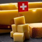 Partículas microscópicas de feno revelam o segredo dos buracos do queijo Emmental suíço.