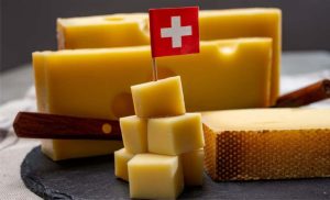 Partículas microscópicas de feno revelam o segredo dos buracos do queijo Emmental suíço.