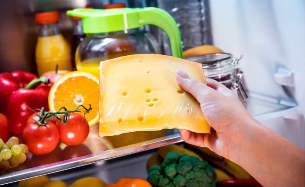 Guardar corretamente os queijos na geladeira preserva sabor e evita riscos à saúde.