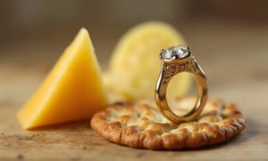 Pedido de casamento levou à descoberta de um fenômeno biológico. queijo