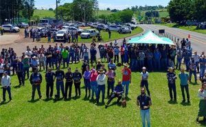 Produtores do Paraná se mobilizam em Brasília contra a queda do preço do leite.