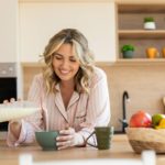 Leite faz bem ou mal? 6 verdades que toda mulher deve saber 💪 1 🌸 Pesquisas confirmam: o leite ajuda a prevenir doenças e pode até proteger contra a endometriose.