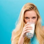 🥛 116,7 litros por habitante: o retrato do leite na mesa do brasileiro 1 🧫 Da cor à digestão: entenda como o leite, consumido há 10 mil anos, segue sendo um dos alimentos mais presentes — e questionados — do Brasil.