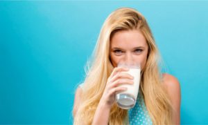 🧫 Da cor à digestão: entenda como o leite, consumido há 10 mil anos, segue sendo um dos alimentos mais presentes — e questionados — do Brasil.