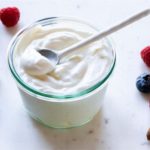 🥣 De remédio caseiro a estrela da geladeira: a incrível jornada do iogurte 1 🕰️ O iogurte, esse velho conhecido que nunca sai de moda