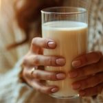 🚫 Nutricionista desmonta mito: leite desnatado não é melhor opção 1 Desnatado. 🧠 Menos gordura não significa menos lactose: nutricionista explica por que o leite desnatado pode piorar sintomas em intolerantes.