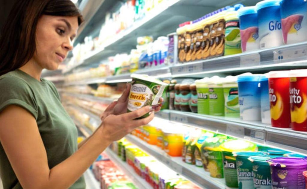 🥛 Conheça o passo a passo da regra 3-4-3 e aprenda a diferenciar um iogurte simples de um produto ultradoçado que só parece saudável.